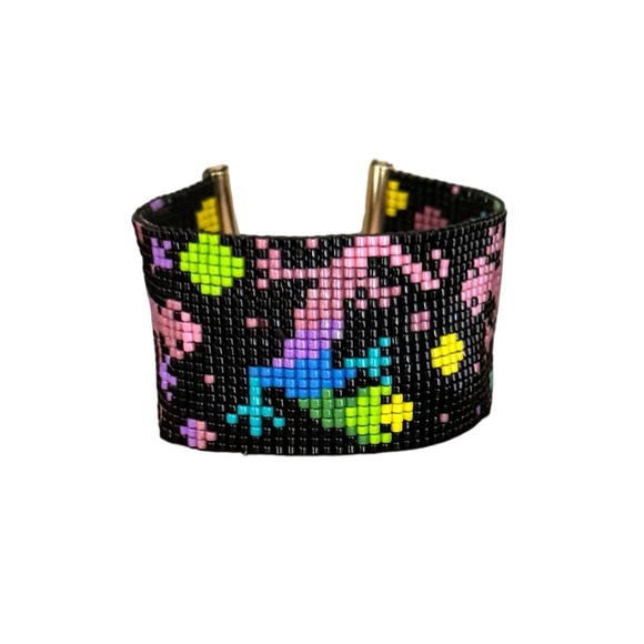 Handwoven loom seed beaded whimsical colorful lizard themed adjustable bracelet - Picture 6 of 7